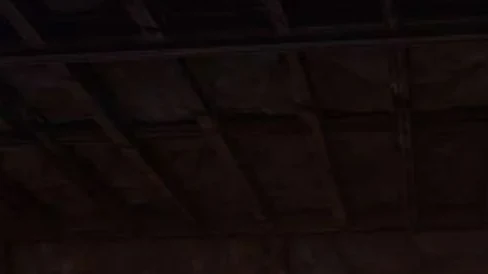 法兰迪尔剧情场景中的暗色石墙与木质横梁
