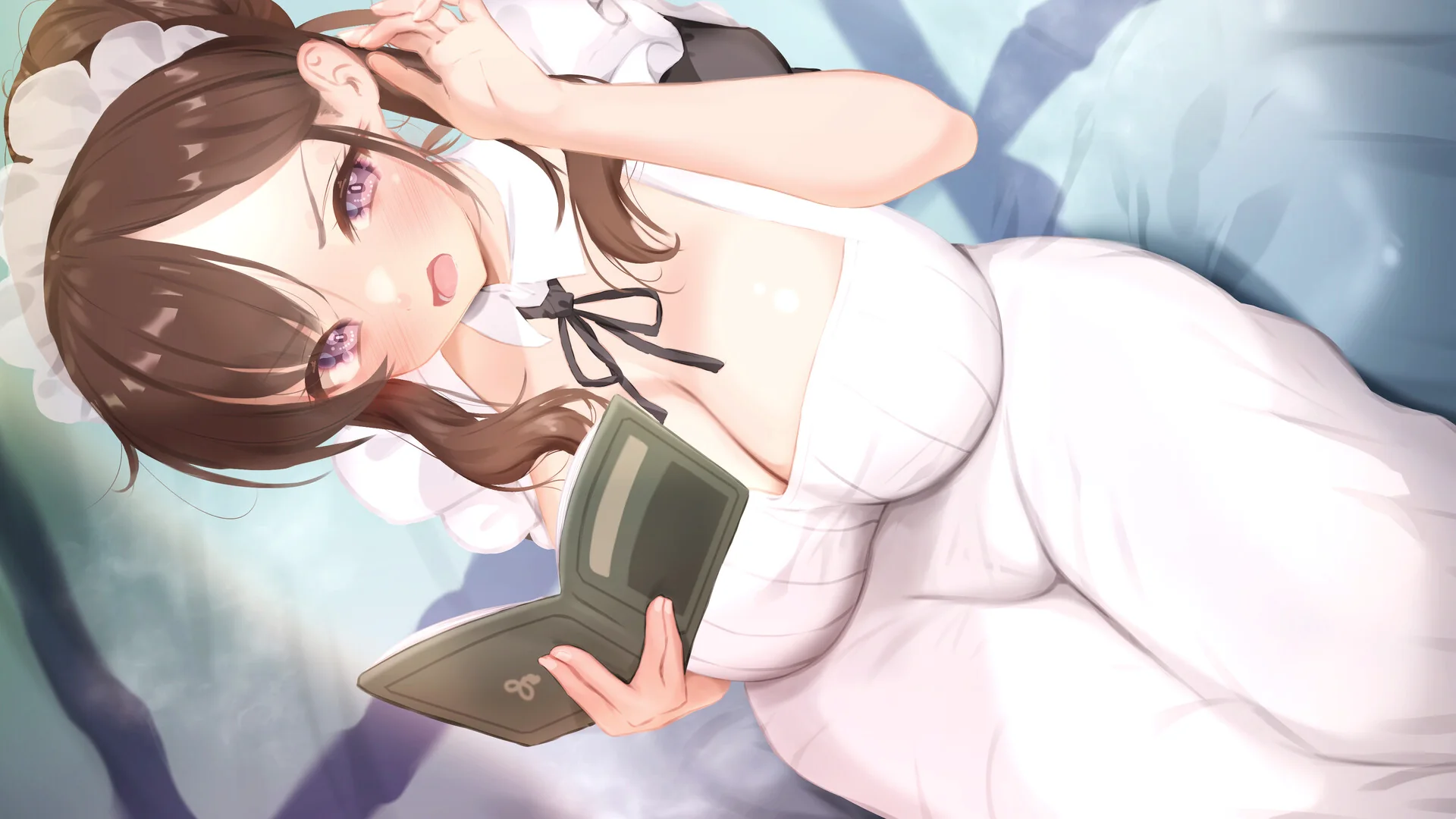 身穿白色女仆服的 Kate 躺在床上阅读一本小册子